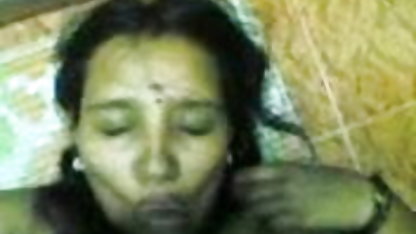 सुनहरे बालों वाली सेक्सी फिल्म के त्रिकोण घोड़ी कमबख्त के साथ दो लोग