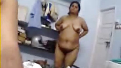 Brünettes मुख-मैथुन लड़की घर के बाहर gebumst सेक्सी बीएफ की फिल्म