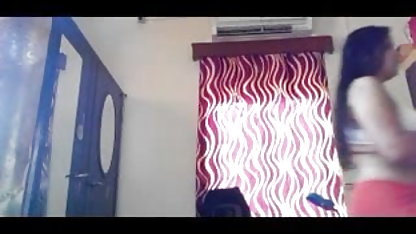 उसके हाथ फुल सेक्सी इंग्लिश फिल्म के साथ वह उसे गर्म पैंट में fumbles