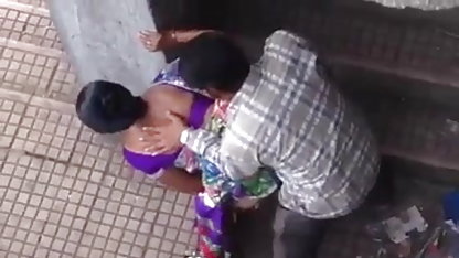 पार्क में, सुनहरे बालों वाली लड़की काजल राघवानी की सेक्सी फिल्म पेंशनभोगी fucks
