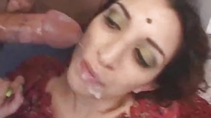 वह तेलों के फूहड़ में और fucks यह एचडी में सेक्सी फिल्म