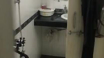 के एक सेक्सी फिल्म नंगी दिखाओ fucks एक dildo जबकि उसके दोस्त हो जाता है गड़बड़