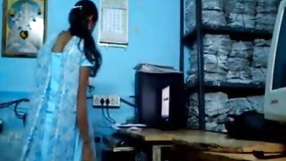 फूहड़ सवारी के साथ बट प्लग सेक्सी फिल्म वीडियो में देखने वाला