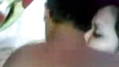 सुनहरे बालों वाली सनी लियोन के सेक्सी वीडियो फिल्म फूहड़ पर सफेद सोफा grammits